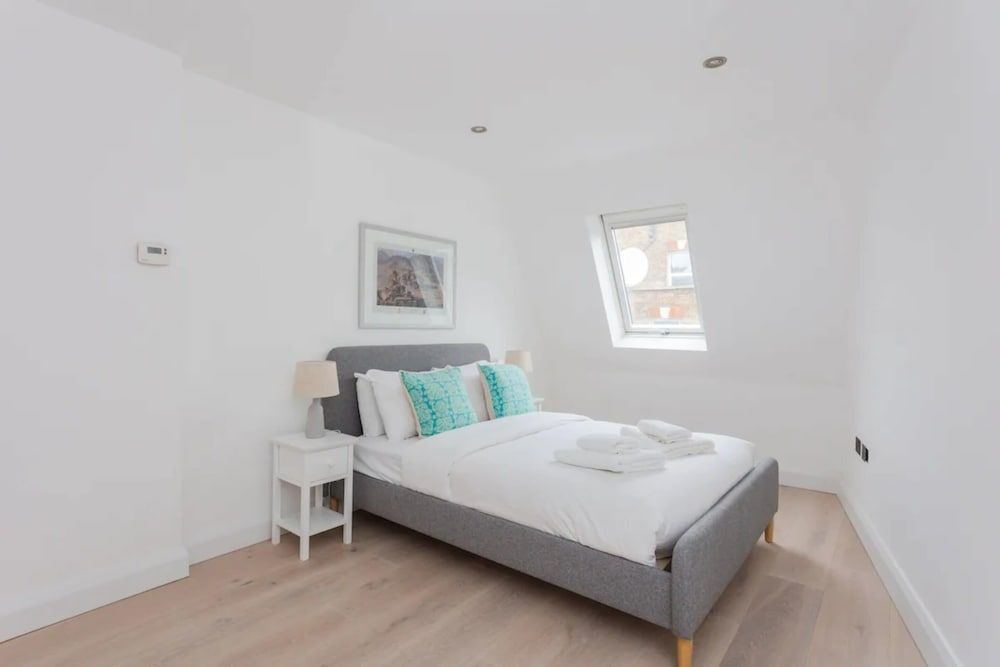 undefined Contemporary 2 Bedroom House in Vibrant Shepherds Bush