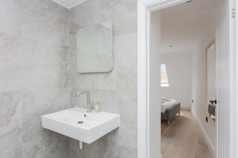 Contemporary 2 Bedroom House in Vibrant Shepherds Bush Basic House, Multiple Beds 17
