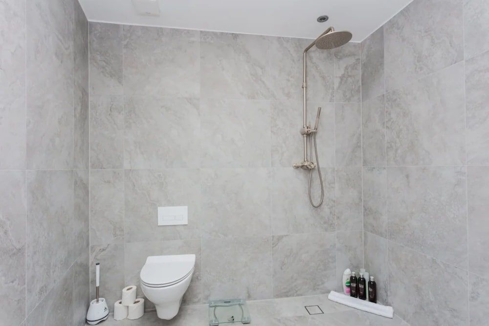 Contemporary 2 Bedroom House in Vibrant Shepherds Bush Basic House, Multiple Beds 19