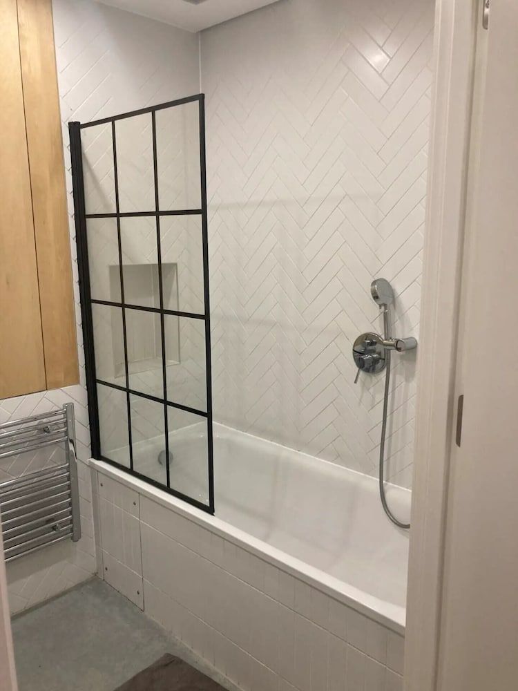 Pet Friendly 1 Bedroom Apartment in London Fields Basic Apartment, 1 King Bed 10