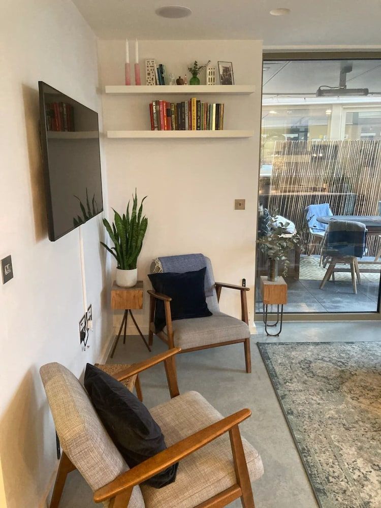 undefined Pet Friendly 1 Bedroom Apartment in London Fields 8