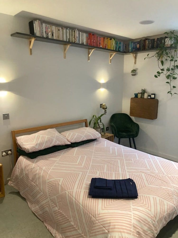 undefined Pet Friendly 1 Bedroom Apartment in London Fields 3