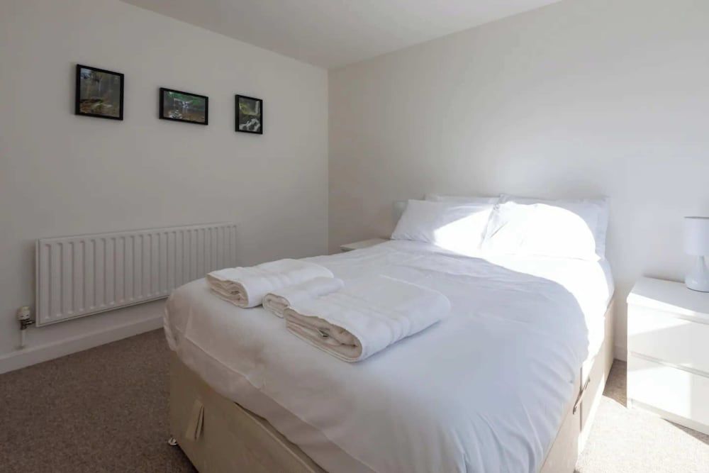 undefined Bright & Airy 1 Bedroom Apartment in Trendy Peckham