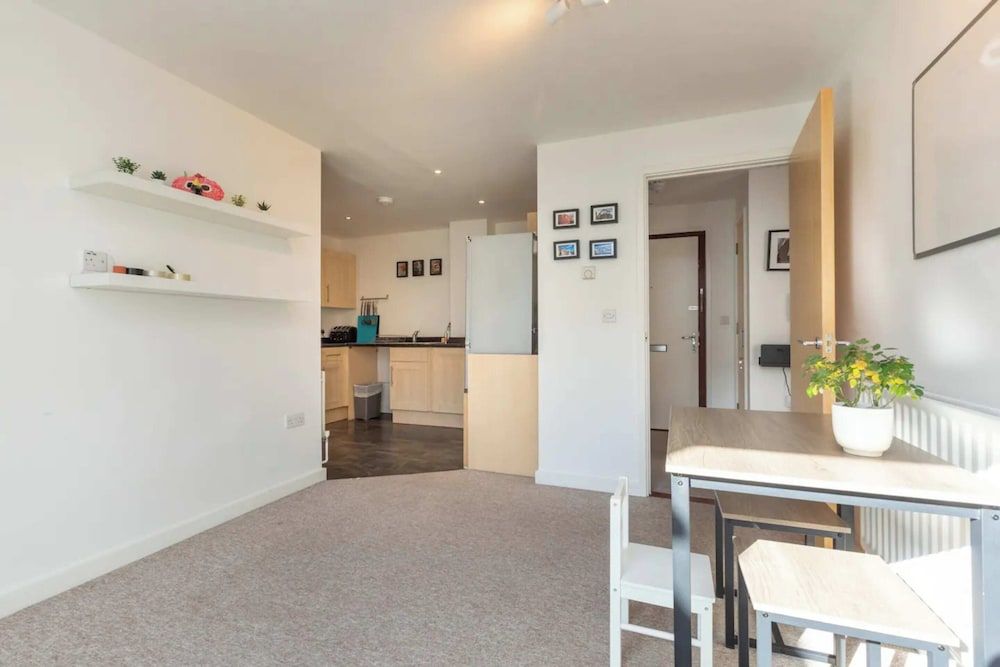 undefined Bright & Airy 1 Bedroom Apartment in Trendy Peckham 10