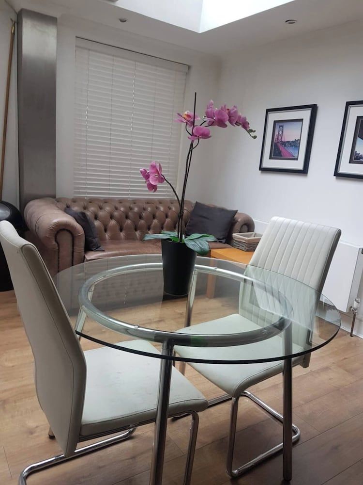 undefined Airy Studio Apartment in Vibrant East London 2