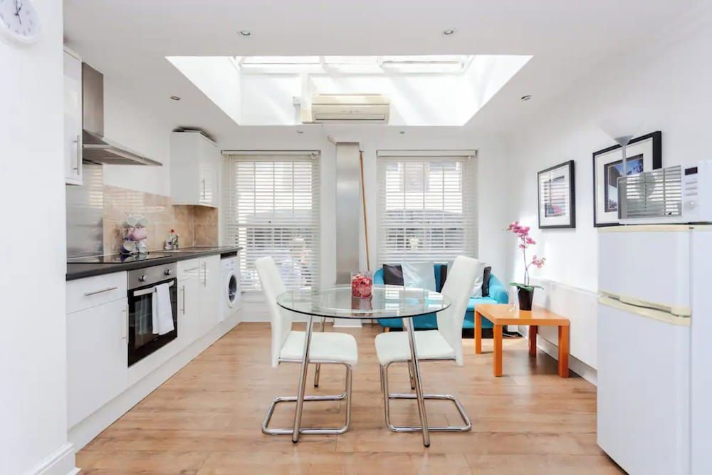 undefined Airy Studio Apartment in Vibrant East London 9