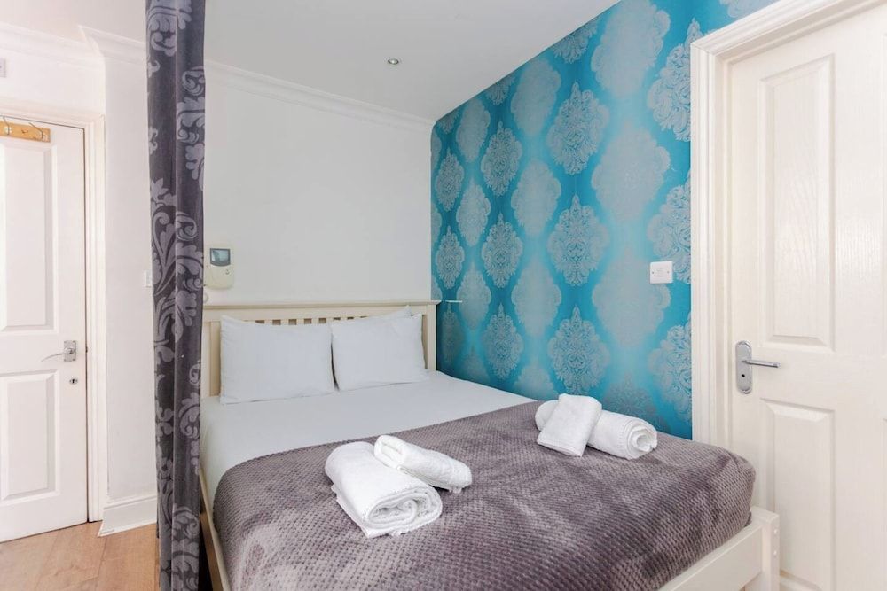 undefined Airy Studio Apartment in Vibrant East London 7