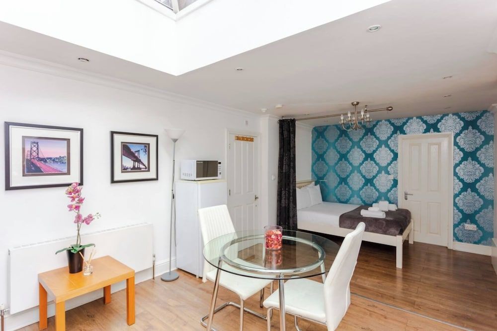 undefined Airy Studio Apartment in Vibrant East London 3