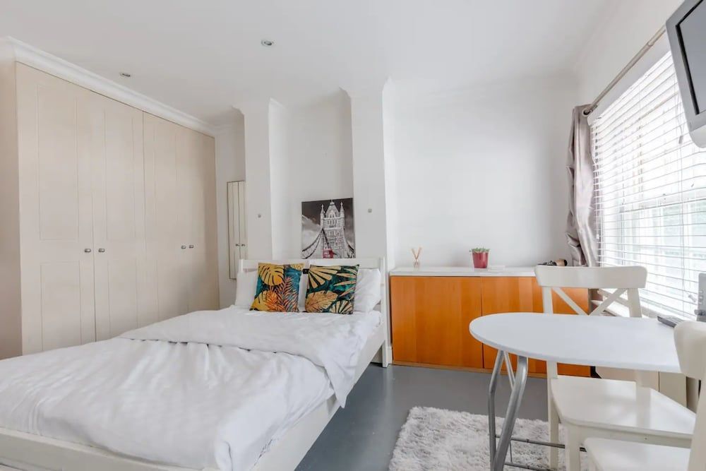 undefined Cosy Self-contained Studio in Aldgate 9