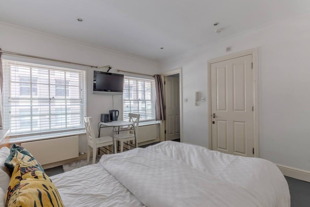 undefined Cosy Self-contained Studio in Aldgate 4