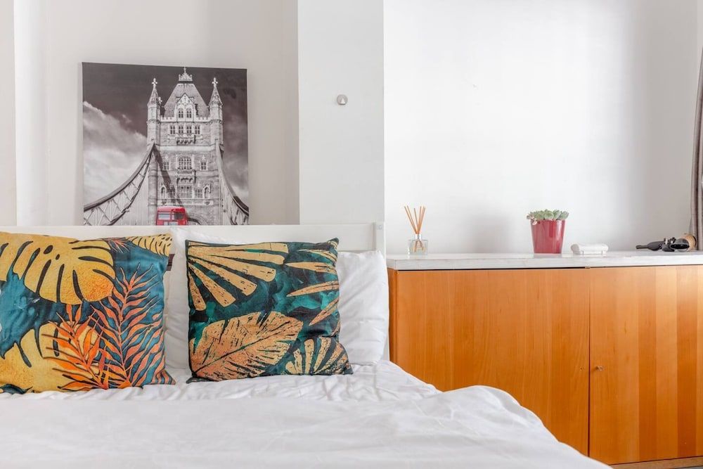 undefined Cosy Self-contained Studio in Aldgate 3