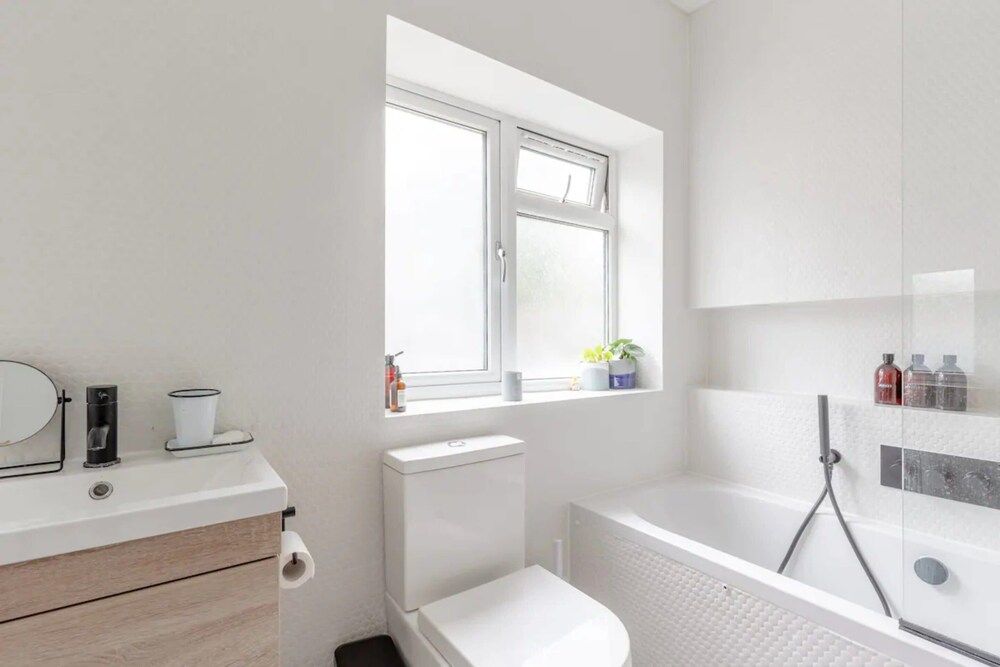 undefined Newly Renovated 2 Bedroom Apartment in Earlsfield With Garden 2