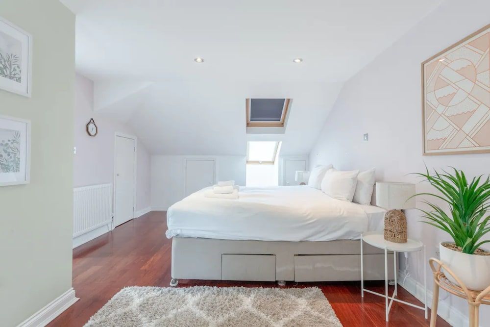 undefined Stylish 2 Bedroom Apartment Beside Putney Station