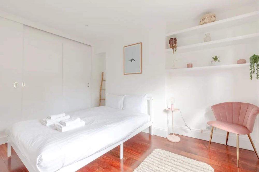 undefined Stylish 2 Bedroom Apartment Beside Putney Station 10