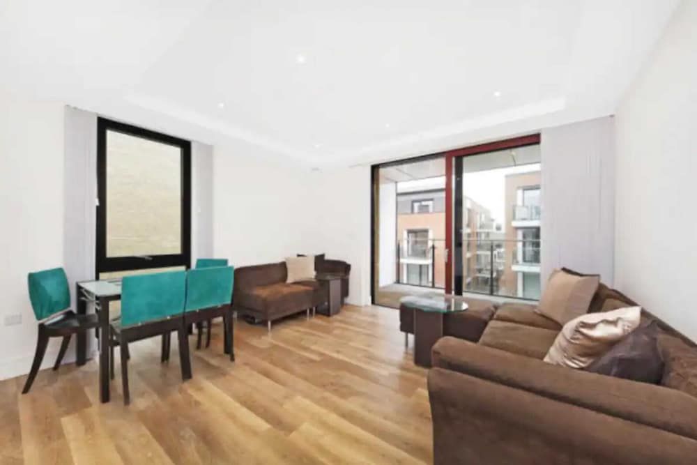 undefined Modern 1 Bedroom Apartment With Balcony in Earlsfield 6