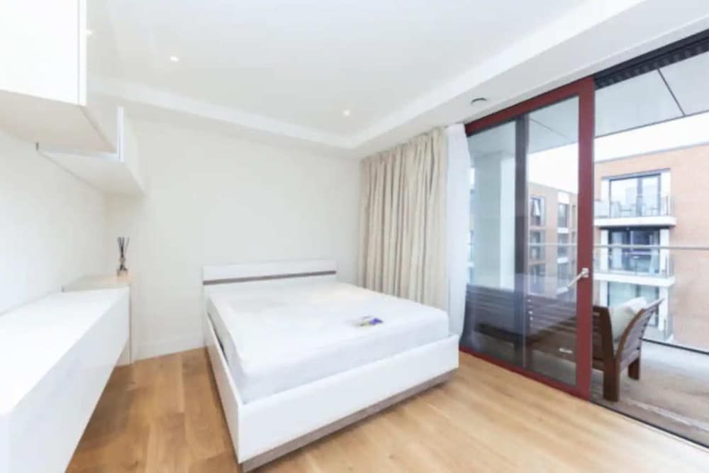 undefined Modern 1 Bedroom Apartment With Balcony in Earlsfield 4