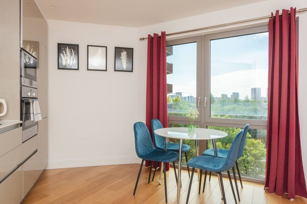 undefined Contemporary 1 Bedroom Apartment in Canning Town With Balcony 7