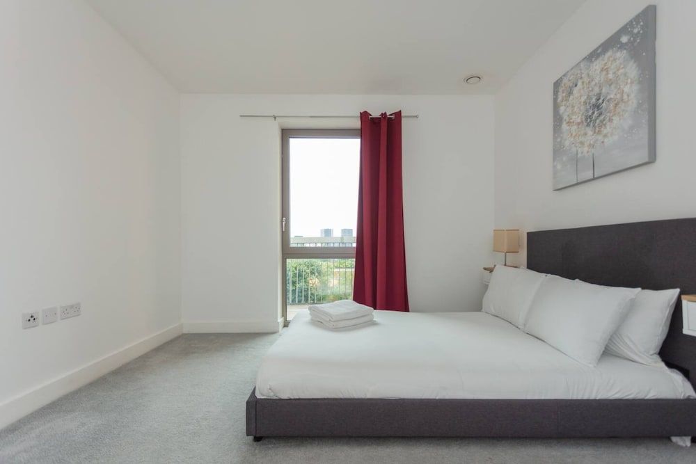 undefined Contemporary 1 Bedroom Apartment in Canning Town With Balcony 3