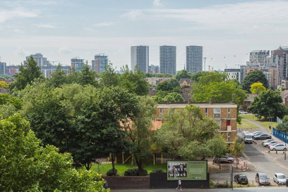 undefined Contemporary 1 Bedroom Apartment in Canning Town With Balcony