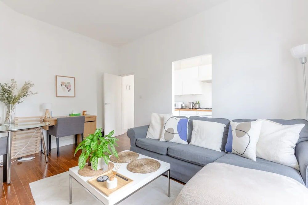 undefined Contemporary 1 Bedroom Apartment in Heart of Shepherds Bush 7