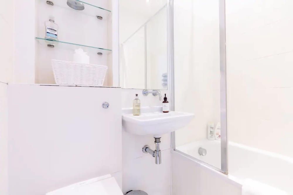 undefined Contemporary 1 Bedroom Apartment in Heart of Shepherds Bush 10