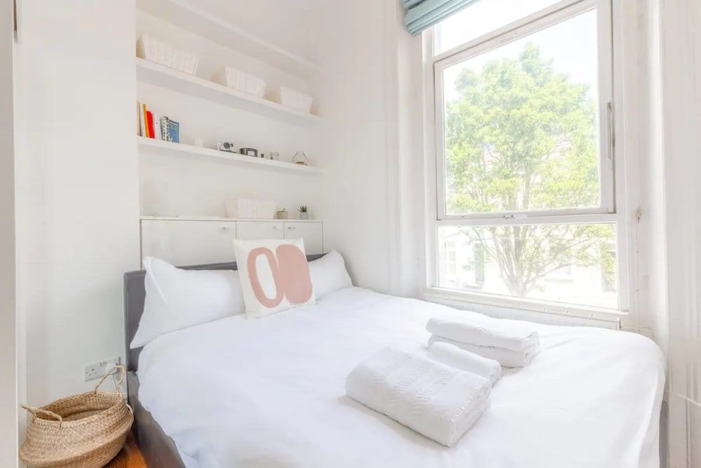 undefined Contemporary 1 Bedroom Apartment in Heart of Shepherds Bush 3