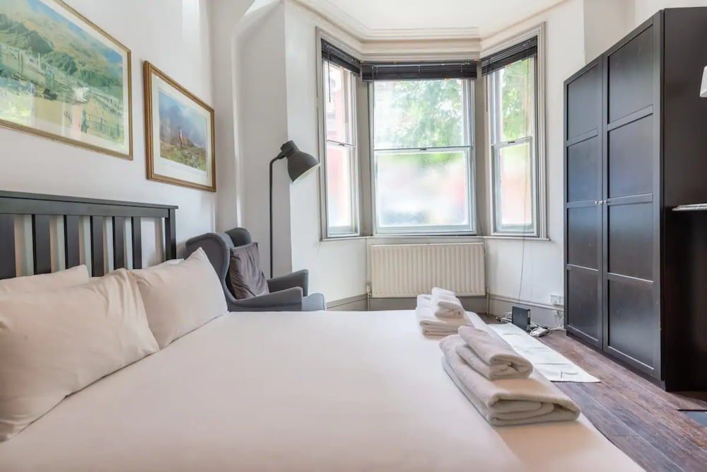 undefined Eclectic 2 Bedroom Victorian era Apartment in Oval 9