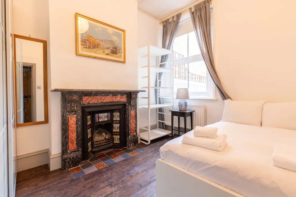 undefined Eclectic 2 Bedroom Victorian era Apartment in Oval 5