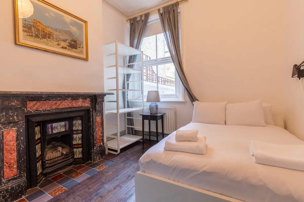 undefined Eclectic 2 Bedroom Victorian era Apartment in Oval 8