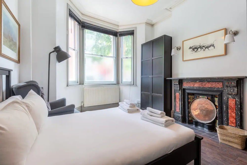 undefined Eclectic 2 Bedroom Victorian era Apartment in Oval 4