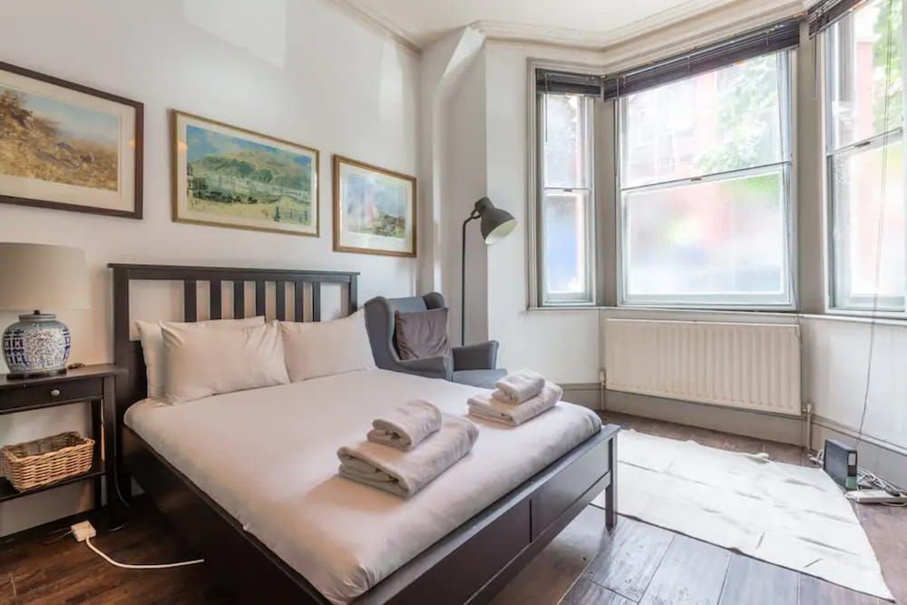 undefined Eclectic 2 Bedroom Victorian era Apartment in Oval 7