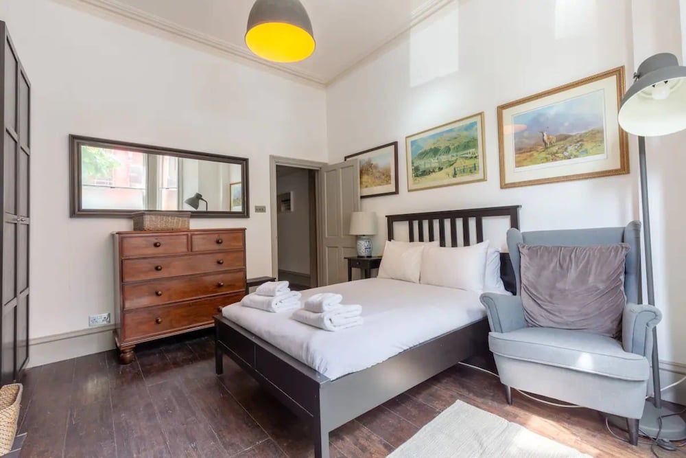 undefined Eclectic 2 Bedroom Victorian era Apartment in Oval 6