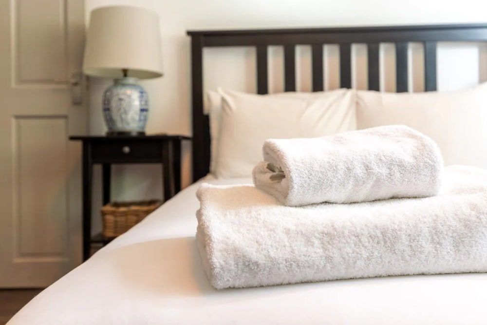 undefined Eclectic 2 Bedroom Victorian era Apartment in Oval 2