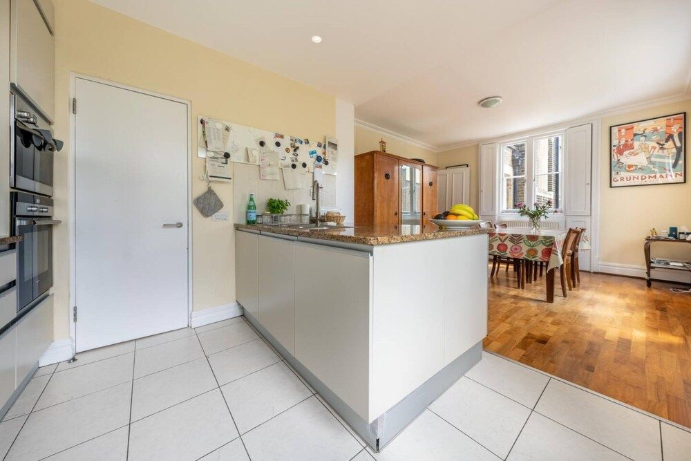 undefined Stunning 3 Bedroom Apartment in Trendy Chalk Farm 5