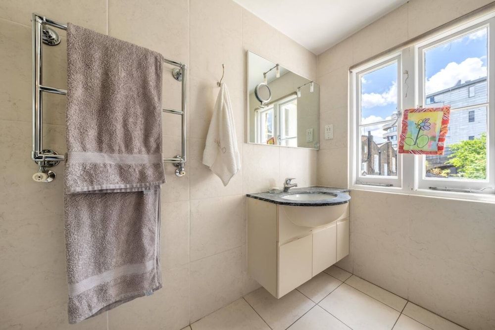 undefined Stunning 3 Bedroom Apartment in Trendy Chalk Farm 8