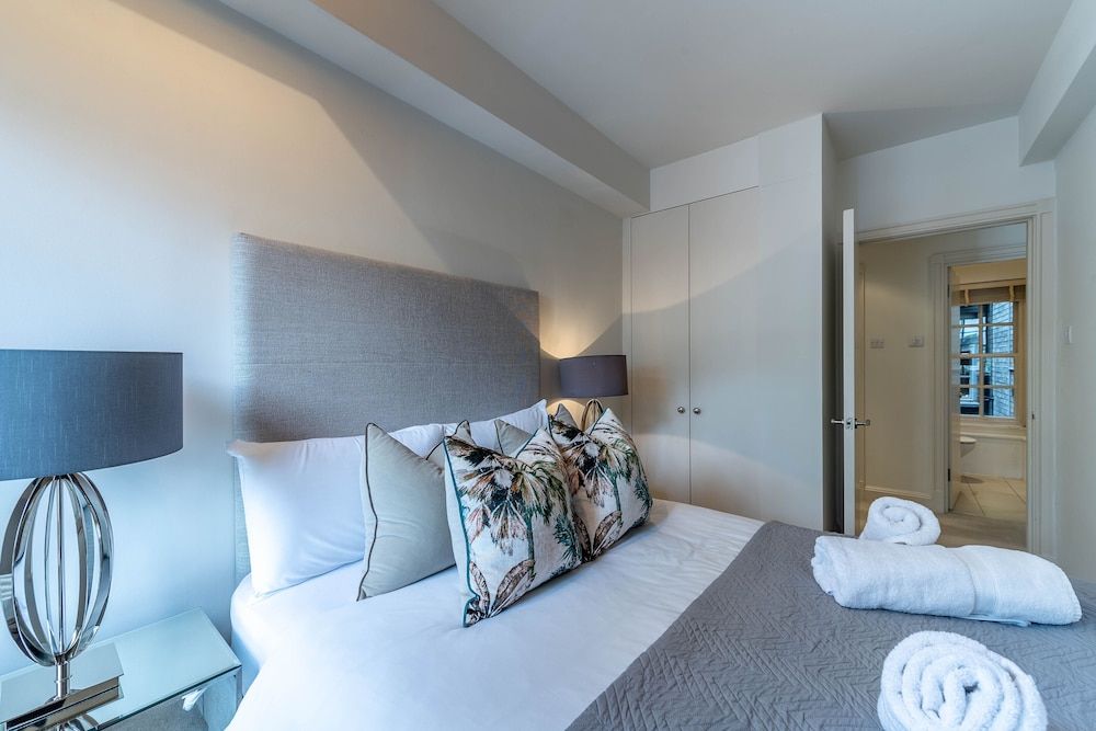 Pelham Court Apartments Premium Apartment 3