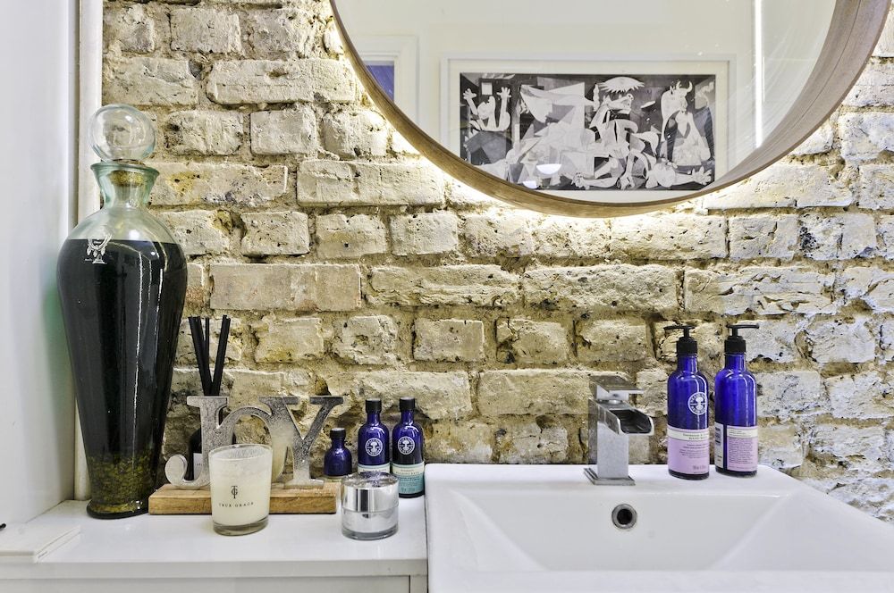 Stunning one Bedroom Flat With Large Terrace in Chiswick by Underthedoormat Apartment (1 Bedroom) 6