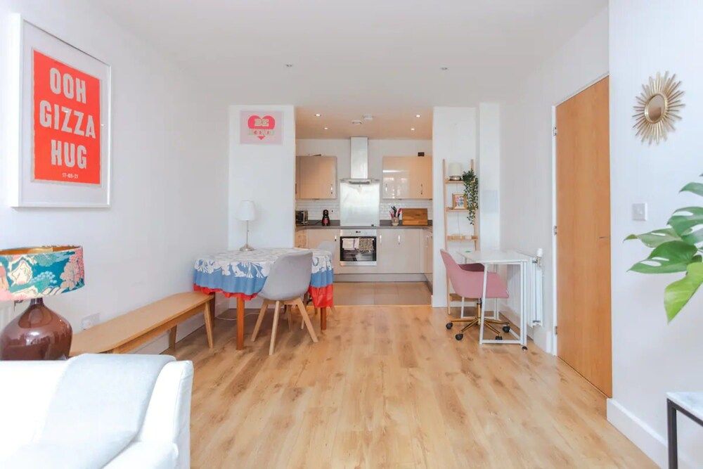 undefined Fantastic 1 Bedroom Apartment in East London With Balcony 2