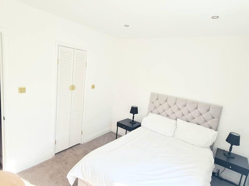 Charming 2-bed House in London