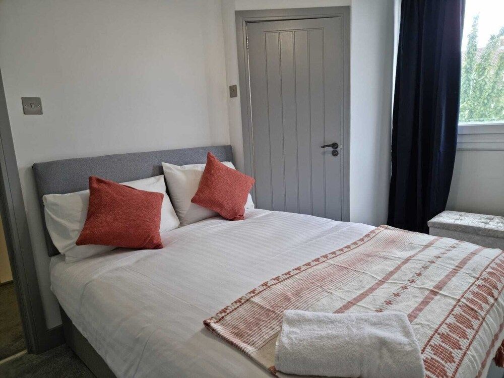 undefined Remarkable 3-bed Apartment in London 10