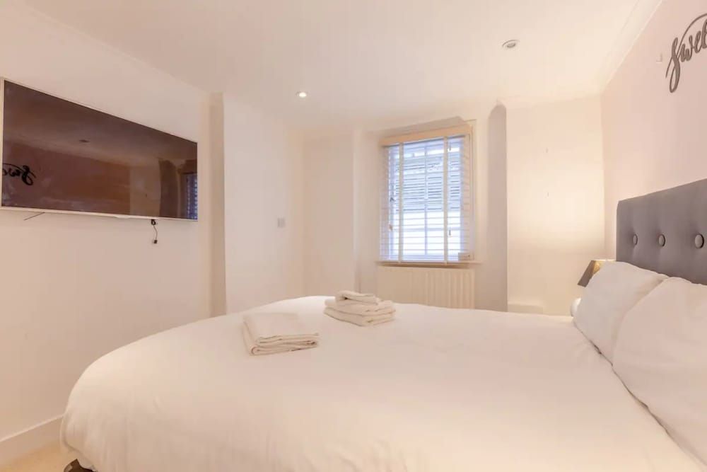 undefined Stylish 1 Bedroom Apartment in Pimlico With Lovely Garden 4