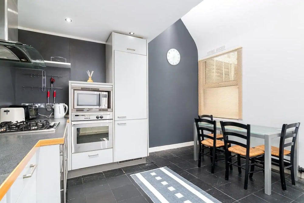 undefined Stunning Art-deco Style 2 Bedroom Apartment in Fitzrovia 7