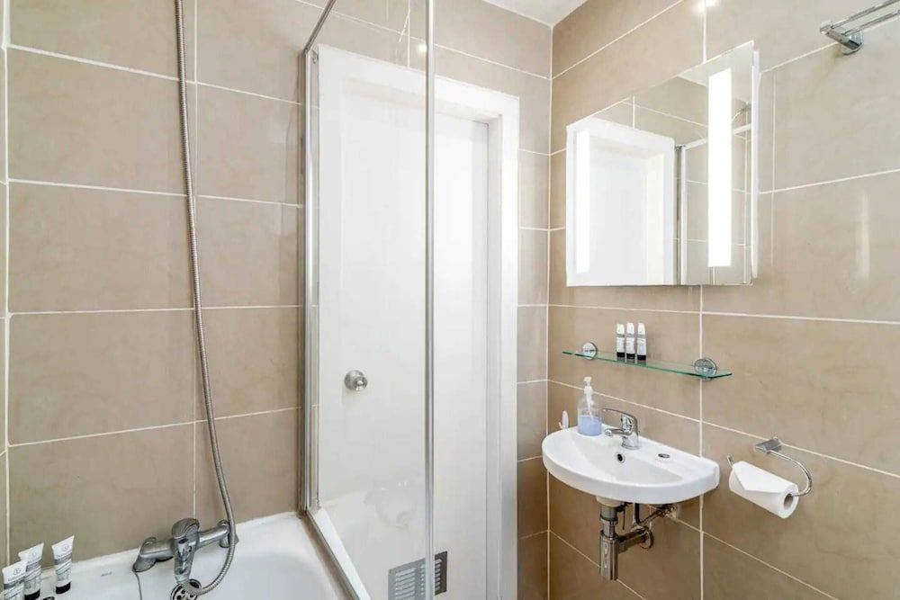 undefined Stunning Art-deco Style 2 Bedroom Apartment in Fitzrovia 9