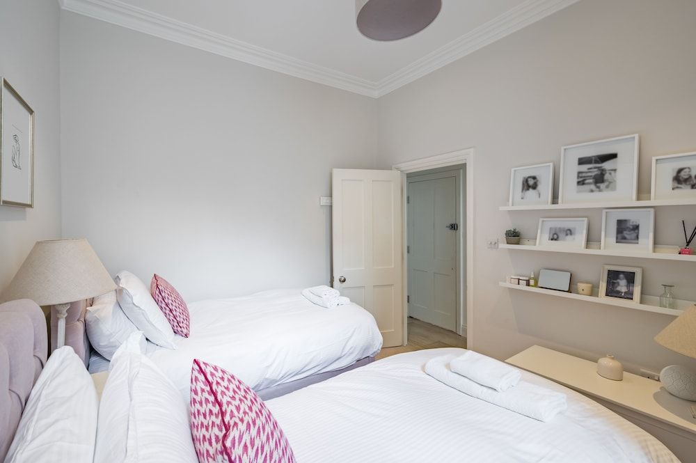 undefined Spacious Three Bedroom Garden Flat Near Clapham Common by Underthedoormat 4