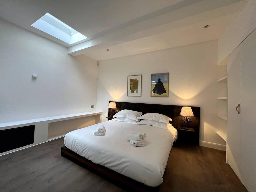 undefined Design led 1 Bedroom Flat in Buzzing Queens Park