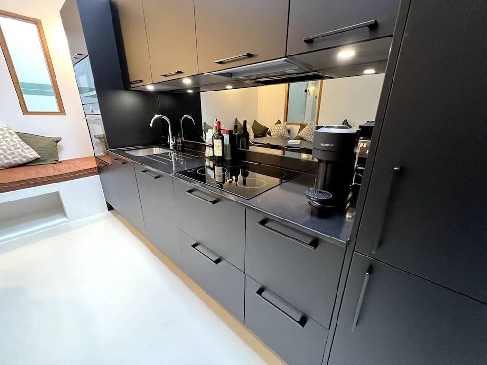 undefined Design led 1 Bedroom Flat in Buzzing Queens Park 6