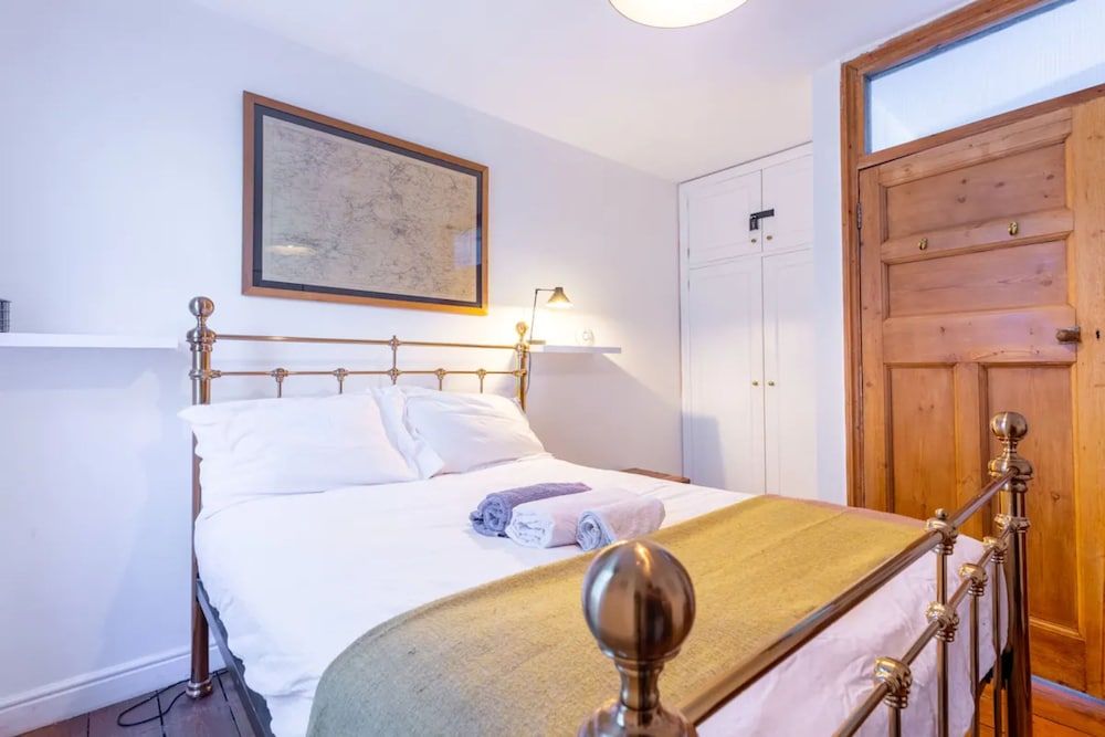 undefined Trendy 2 Bedroom Apartment in the Heart of Brixton 2