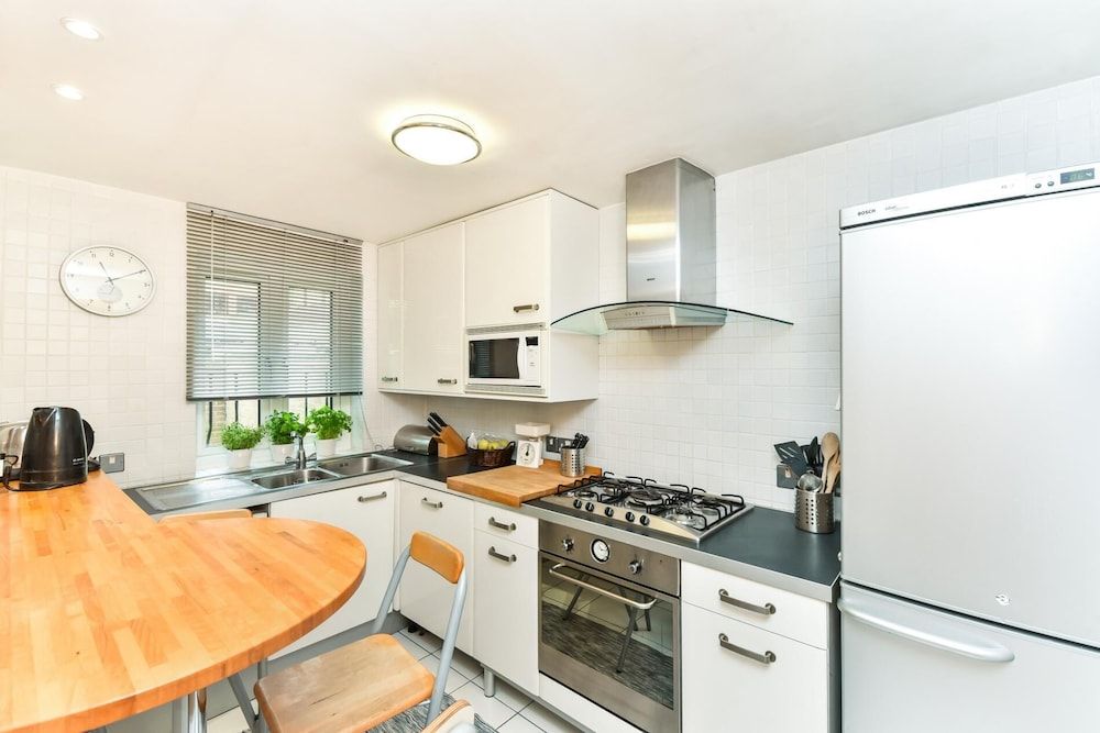 undefined Modern 4 Bedroom Terraced House by the Thames! 10