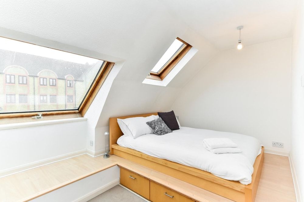 undefined Modern 4 Bedroom Terraced House by the Thames! 6