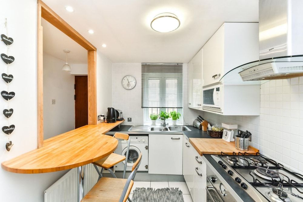 undefined Modern 4 Bedroom Terraced House by the Thames! 9
